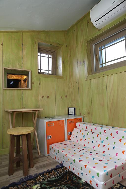Basecamp Guesthouse Seogwipo Exterior photo