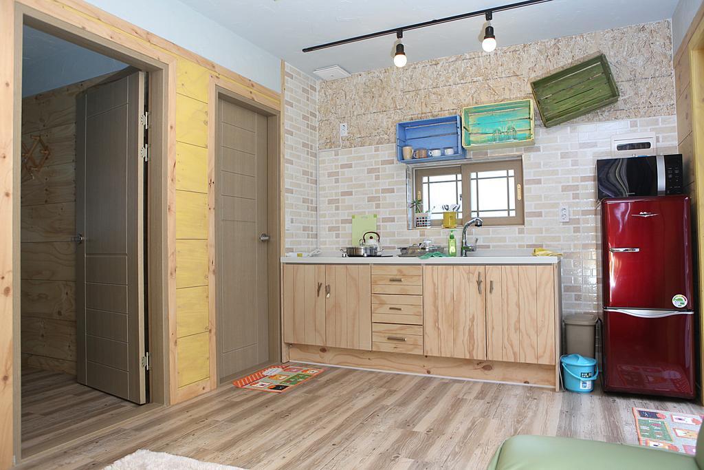 Basecamp Guesthouse Seogwipo Exterior photo