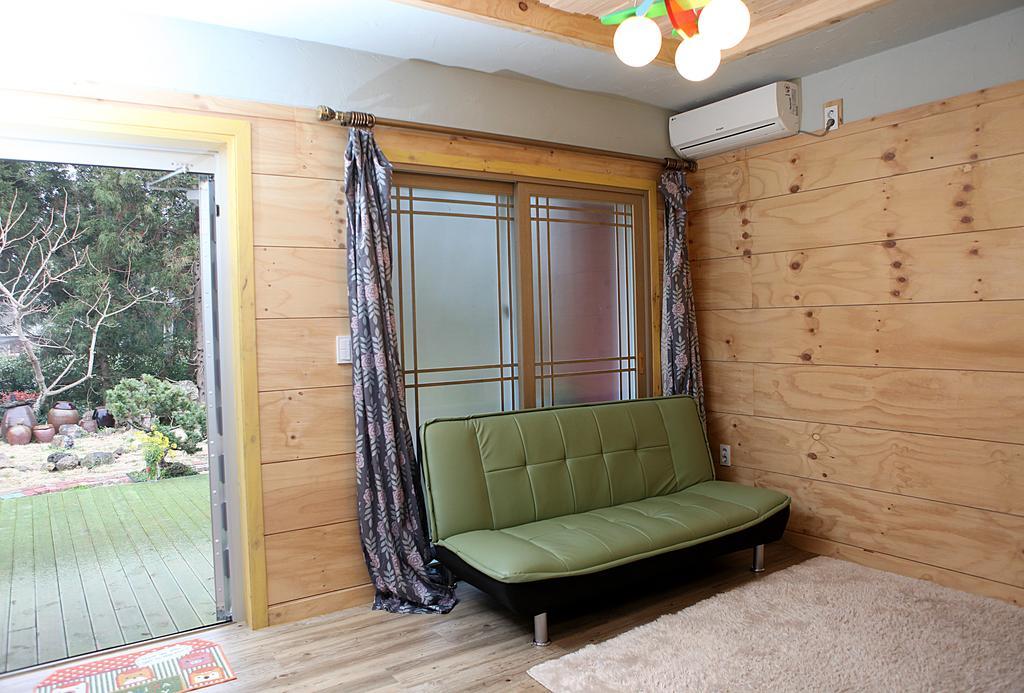 Basecamp Guesthouse Seogwipo Exterior photo