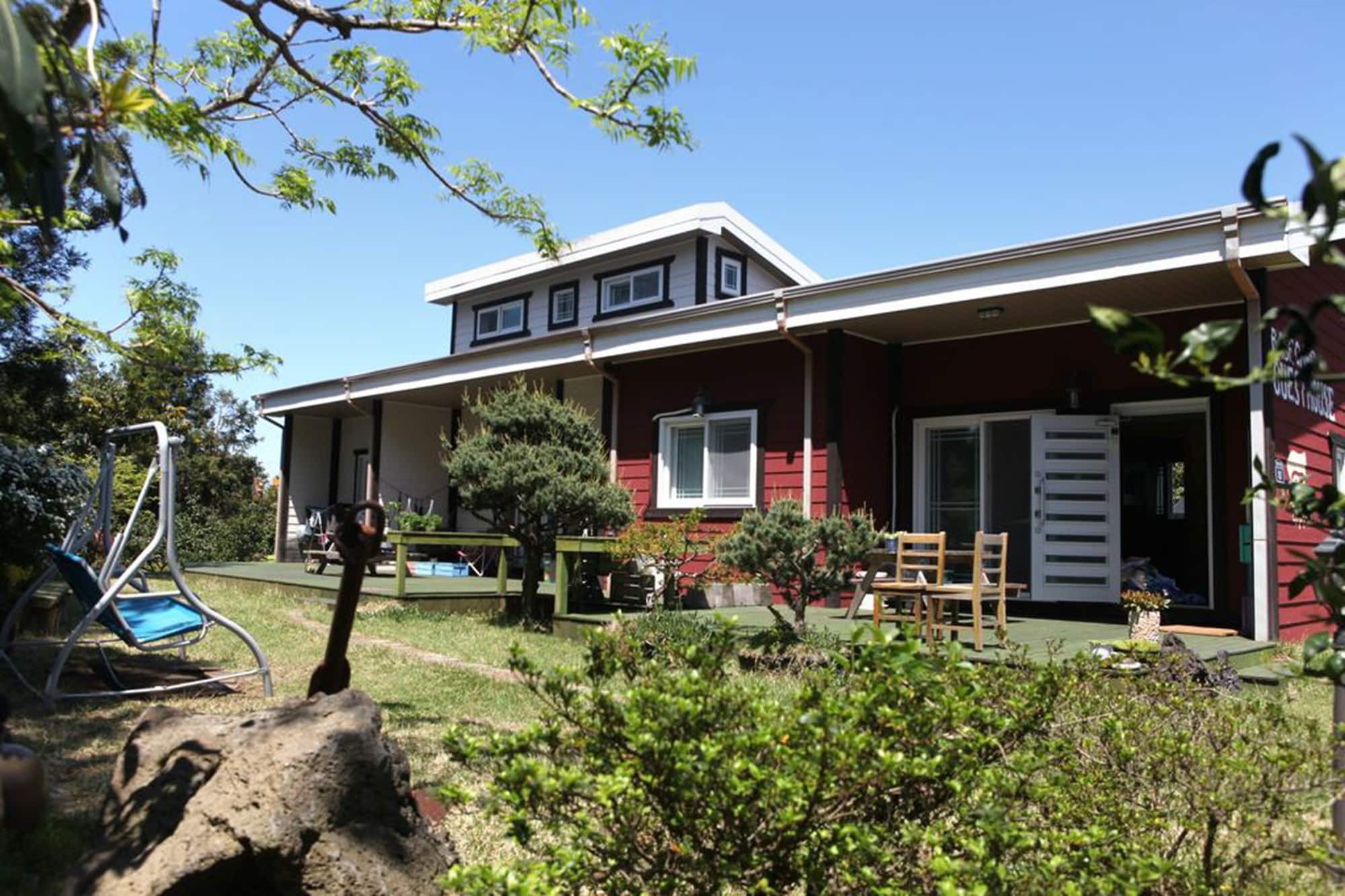 Basecamp Guesthouse Seogwipo Exterior photo